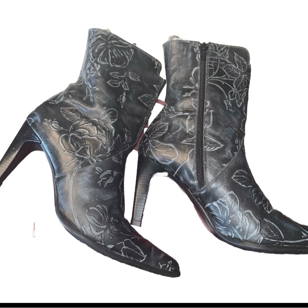 GD -Ankle Leather Boots
Embossed Flowers Zip Up Heel Made In Italy sz 9
